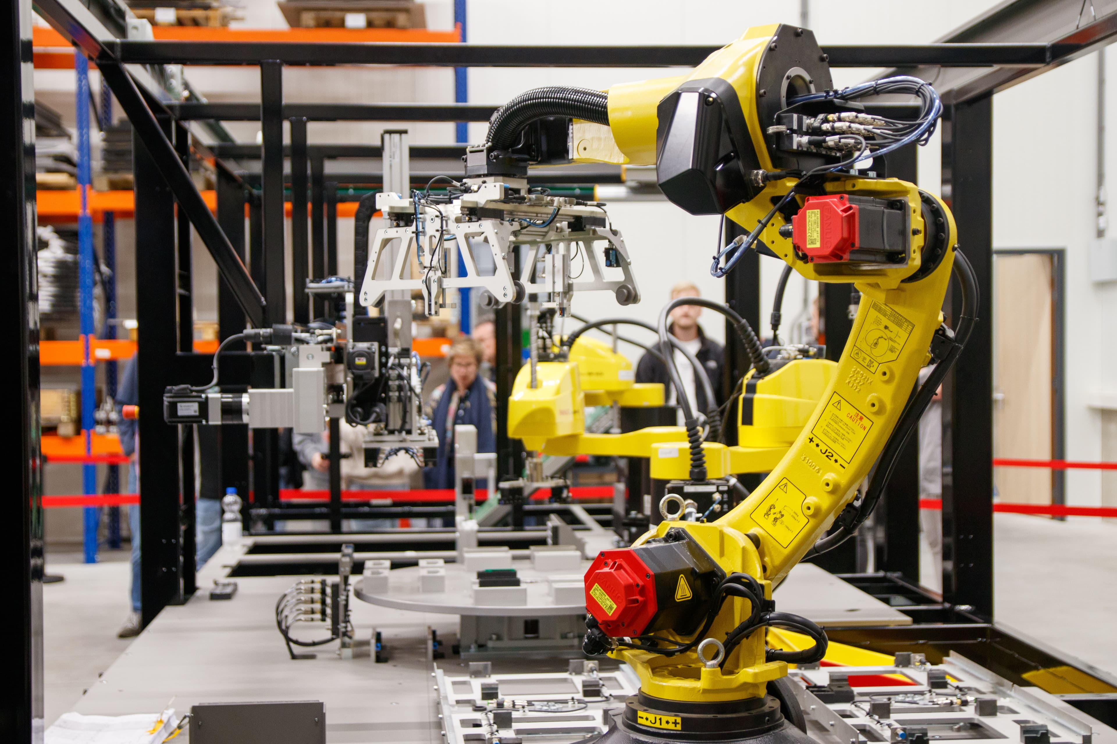 Gelber Industrieroboter Roboter Fabrik Automatisierung Produktion Fertigung | Foto: Freek Wolsink via Pexels (Pexels License)